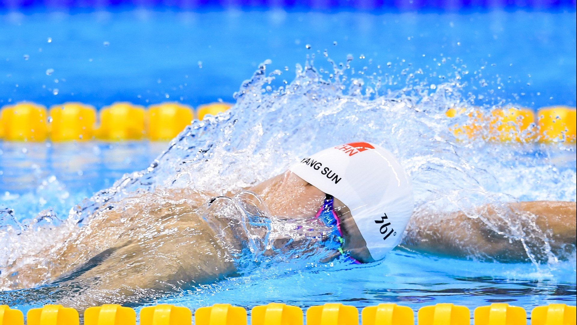 男子蝶泳选手滑行距离对比分析，男子蝶泳比赛视频